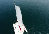 grand voile à latte sur le mât de multicoque yacht